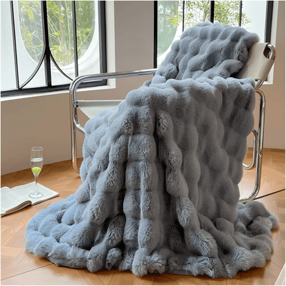 Cozy thermal fleece blanket with ultra-soft faux fur, featuring a modern design, measuring 160x200 cm and machine washable for easy care. 5