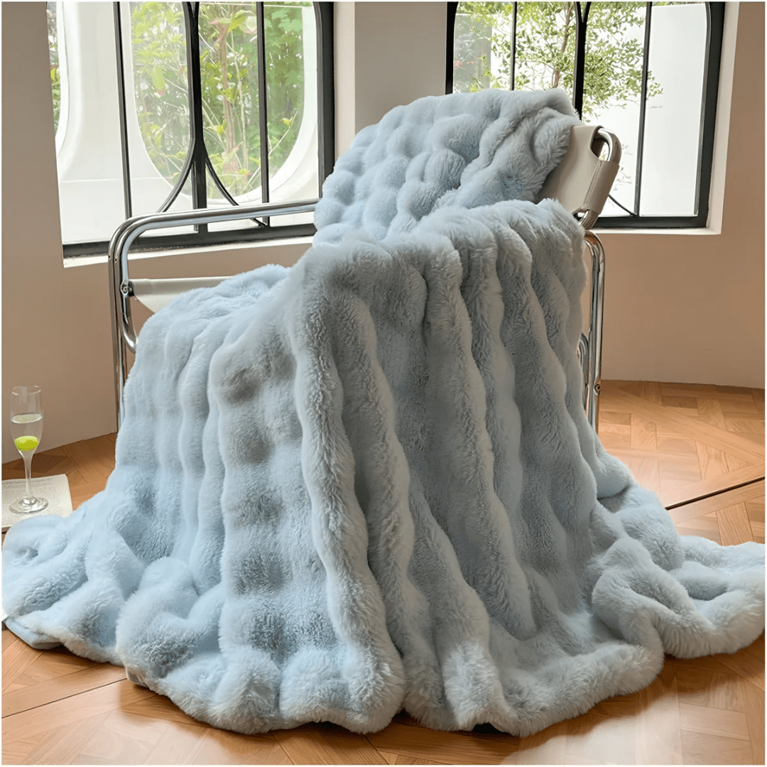 Cozy thermal fleece blanket with ultra-soft faux fur, featuring a modern design, measuring 160x200 cm and machine washable for easy care. 3