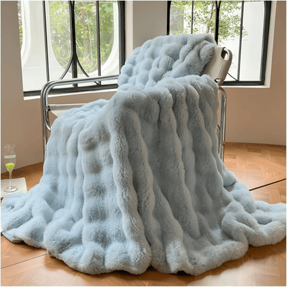 Cozy thermal fleece blanket with ultra-soft faux fur, featuring a modern design, measuring 160x200 cm and machine washable for easy care. 3