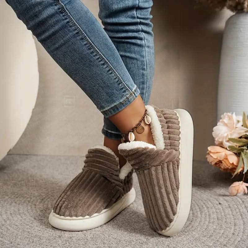 Cozy thermal women's slippers featuring a non-slip sole and insulating interior, perfect for keeping feet warm and comfortable at home. 4