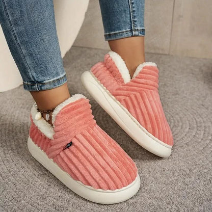 Cozy thermal women's slippers featuring a non-slip sole and insulating interior, perfect for keeping feet warm and comfortable at home. 3