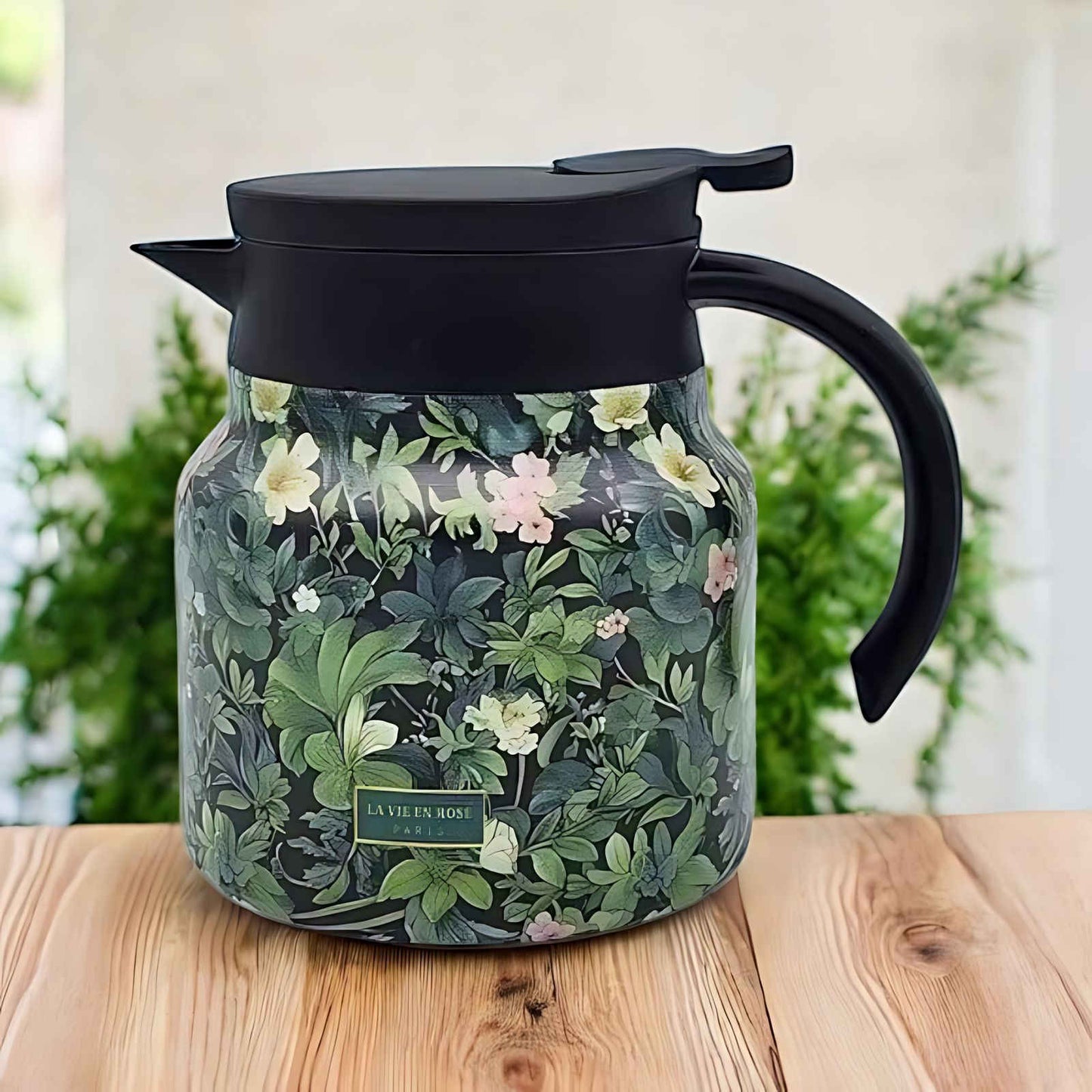 Thermos with infuser for hot tea, made of stainless steel, featuring a spill-resistant design and travel-friendly portability. 0