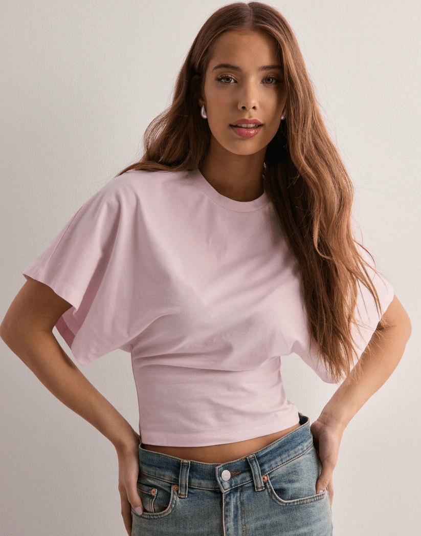 Trendy t-shirt with wide sleeves made from soft, breathable fabric, perfect for a casual style. 2