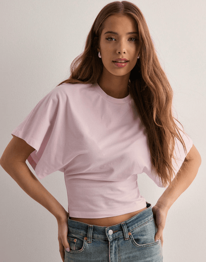 Trendy t-shirt with wide sleeves made from soft, breathable fabric, perfect for a casual style. 2
