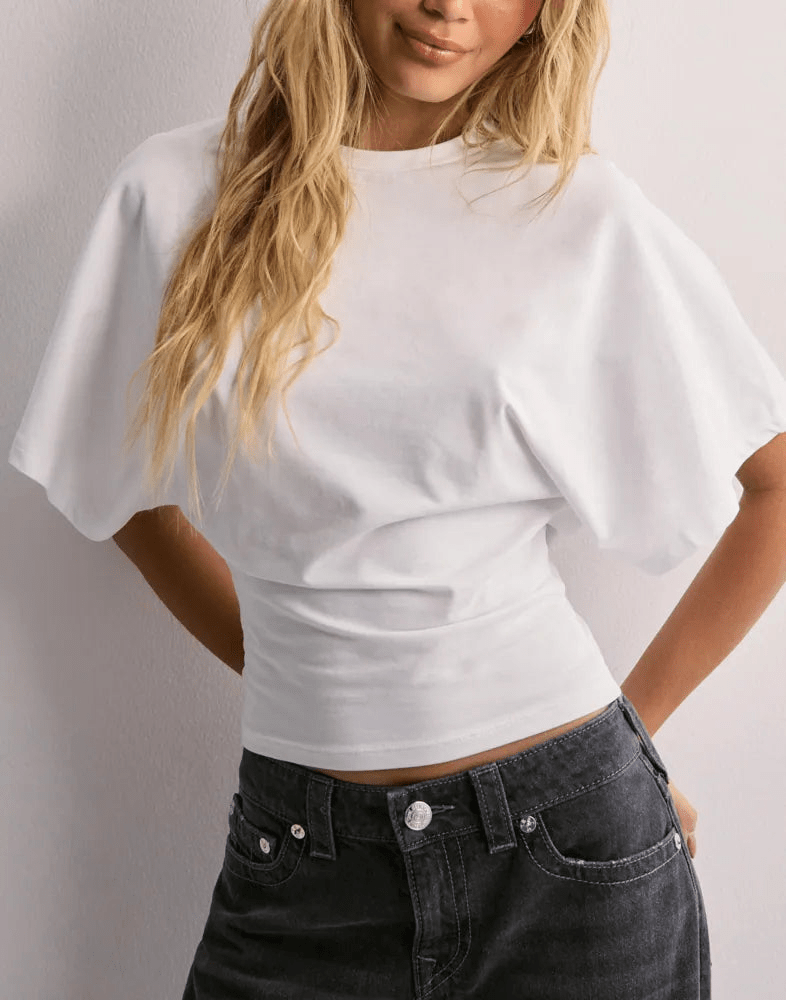 Trendy t-shirt with wide sleeves made from soft, breathable fabric, perfect for a casual style. 0
