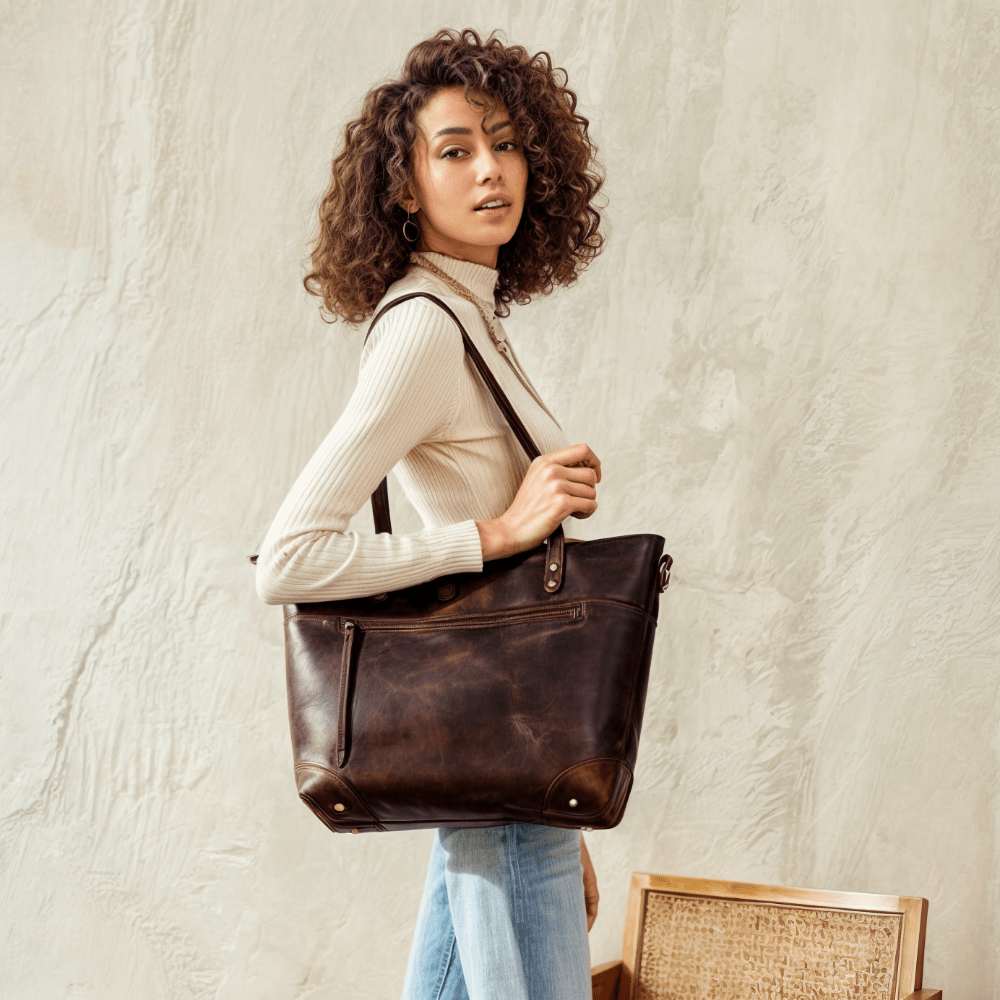 Vintage leather crossbody tote bag with adjustable strap, featuring a spacious design ideal for everyday use as a stylish shoulder bag. 1