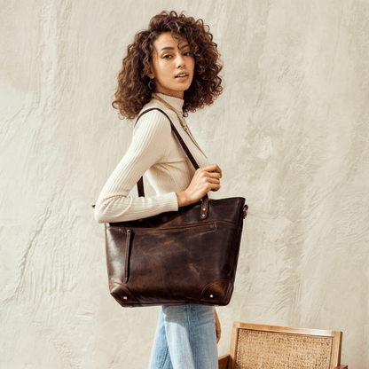 Vintage leather crossbody tote bag with adjustable strap, featuring a spacious design ideal for everyday use as a stylish shoulder bag. 1