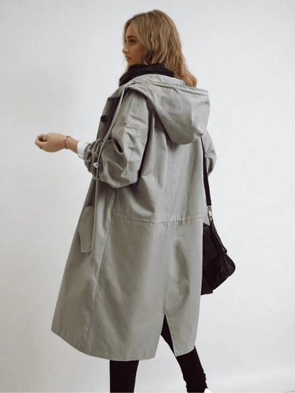 Water-repellent raincoat for women in classic trench design, featuring lightweight and durable fabric, perfect for stylish protection against rain. 7