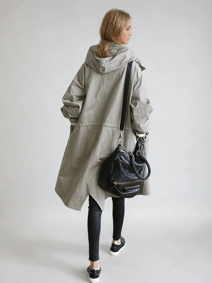 Water-repellent raincoat for women in classic trench design, featuring lightweight and durable fabric, perfect for stylish protection against rain. 6