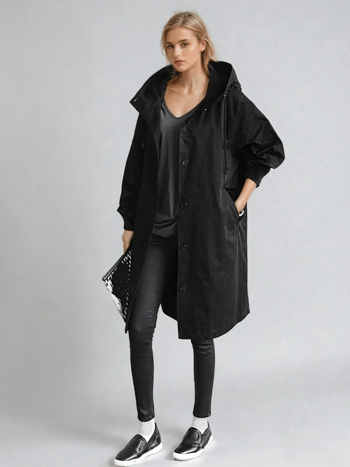 Water-repellent raincoat for women in classic trench design, featuring lightweight and durable fabric, perfect for stylish protection against rain. 1