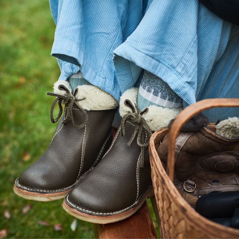 Waterproof winter boots for women featuring a cozy fur-lined interior and a convenient slip-on design, perfect for cold weather protection and comfort. 4