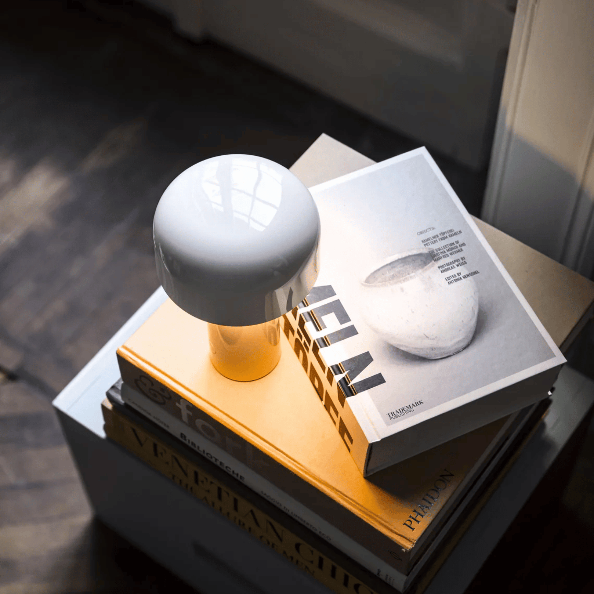 Wireless metal table lamp featuring a sleek design, dimmable LED light, and a rechargeable battery for versatile lighting solutions in any space. 4