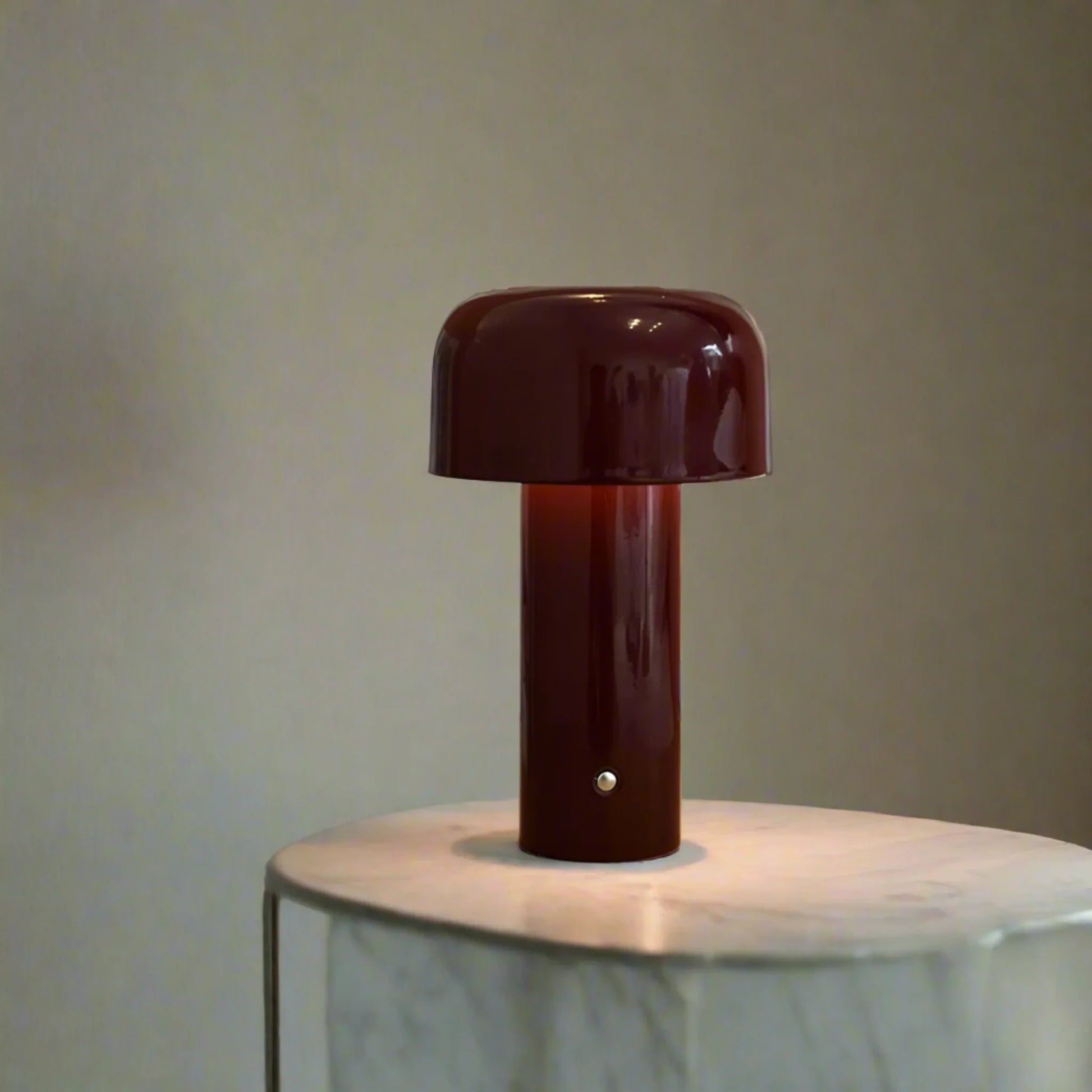 Wireless metal table lamp featuring a sleek design, dimmable LED light, and a rechargeable battery for versatile lighting solutions in any space. 2