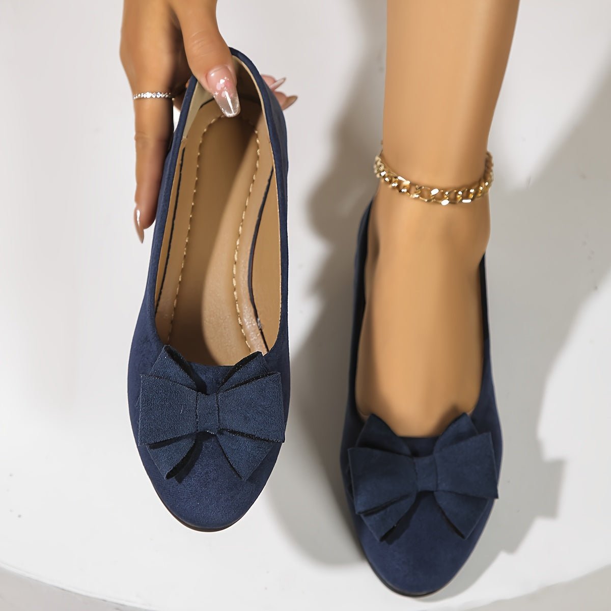 Women's black suede-effect ballet flats featuring a hidden wedge and stylish bow detail, perfect for comfortable and chic everyday wear. 7