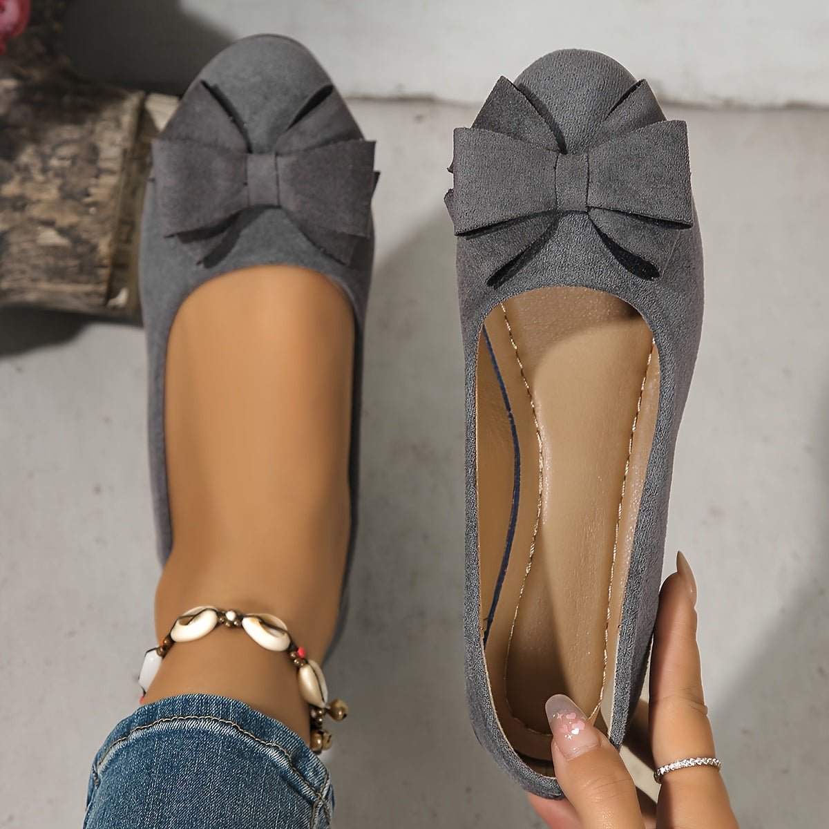 Women's black suede-effect ballet flats featuring a hidden wedge and stylish bow detail, perfect for comfortable and chic everyday wear. 9