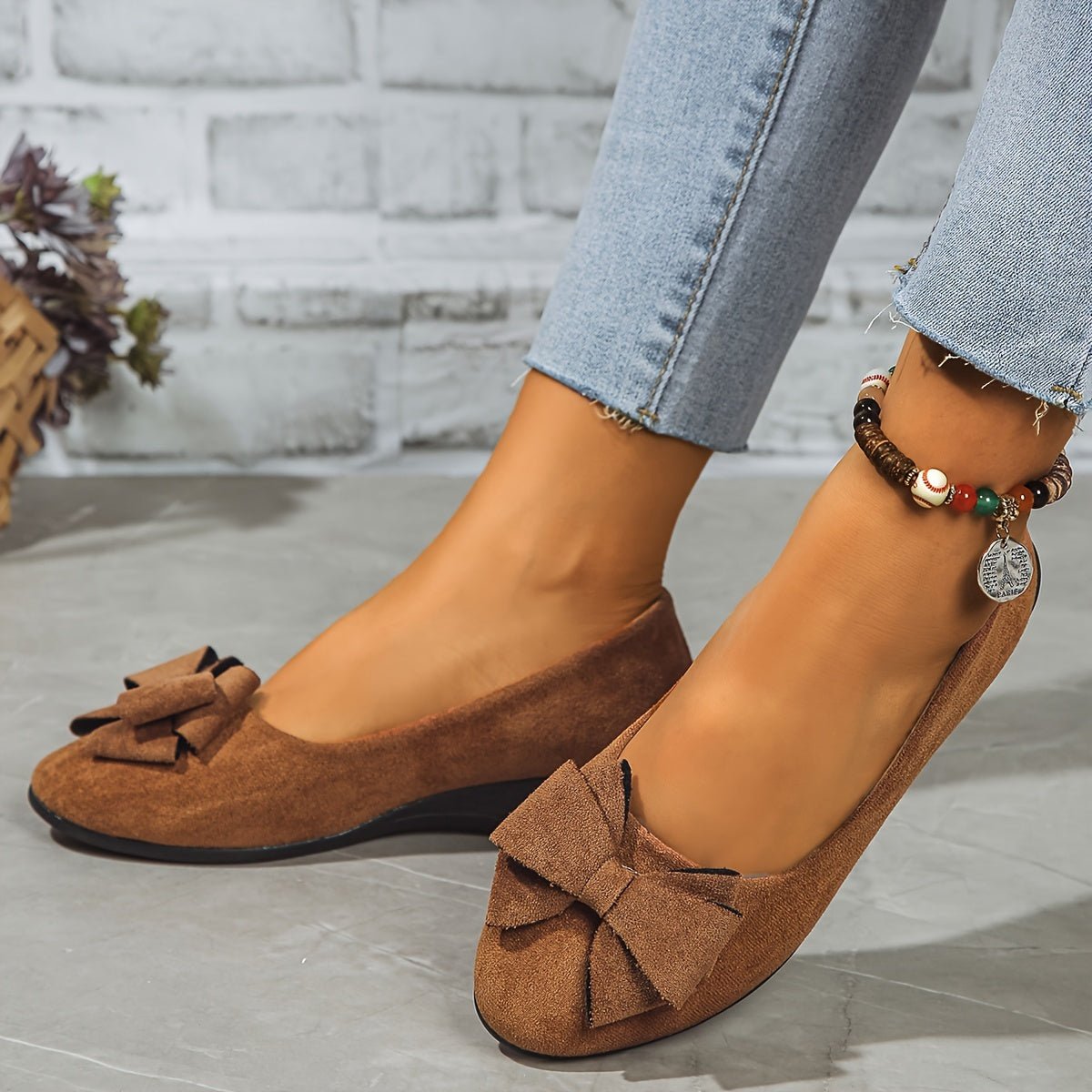 Women's black suede-effect ballet flats featuring a hidden wedge and stylish bow detail, perfect for comfortable and chic everyday wear. 10