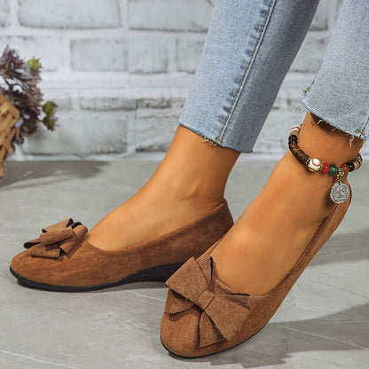 Women's black suede-effect ballet flats featuring a hidden wedge and stylish bow detail, perfect for comfortable and chic everyday wear. 10