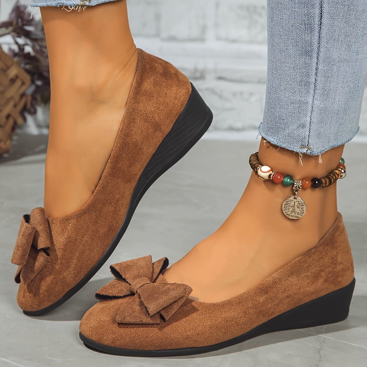 Women's black suede-effect ballet flats featuring a hidden wedge and stylish bow detail, perfect for comfortable and chic everyday wear. 6
