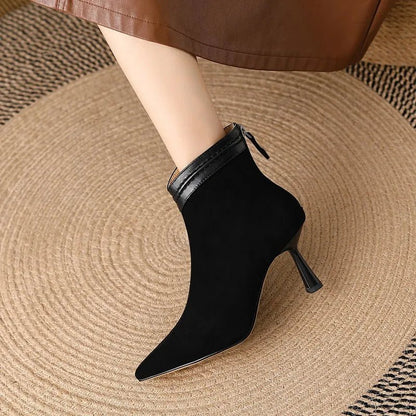 Women's black ankle boots featuring a supportive sole and a sleek comfort design, perfect for everyday wear. 3