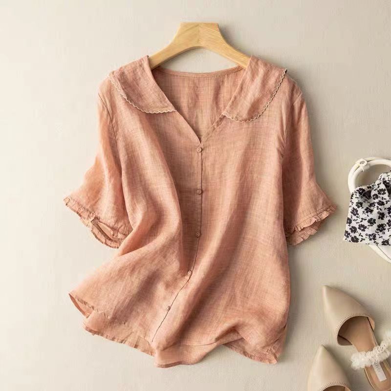 Women’s vintage-inspired blouse featuring scalloped collar detail and a relaxed fit, perfect for a stylish and comfortable look. 1