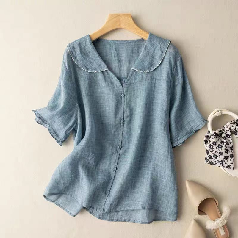 Women’s vintage-inspired blouse featuring scalloped collar detail and a relaxed fit, perfect for a stylish and comfortable look. 2