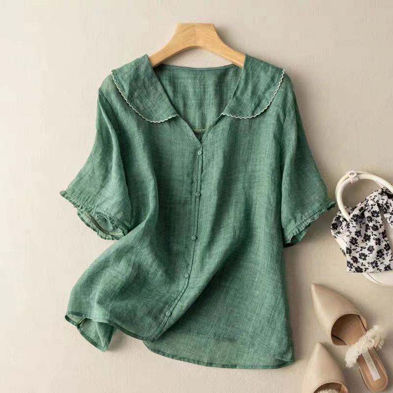 Women’s vintage-inspired blouse featuring scalloped collar detail and a relaxed fit, perfect for a stylish and comfortable look. 0