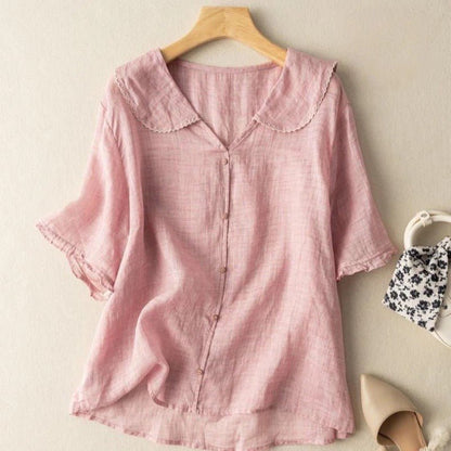 Women’s vintage-inspired blouse featuring scalloped collar detail and a relaxed fit, perfect for a stylish and comfortable look. 3