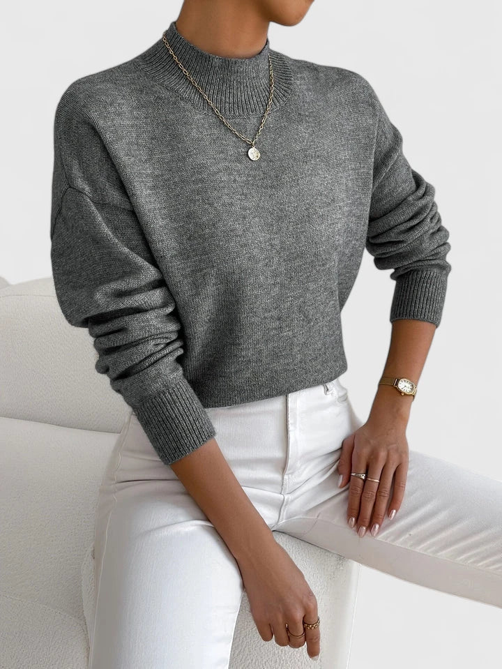 Women's cashmere turtleneck sweater in elegant black, featuring a cozy knit design perfect for timeless style and comfort. 3