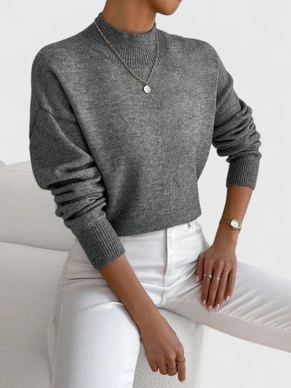 Women's cashmere turtleneck sweater in elegant black, featuring a cozy knit design perfect for timeless style and comfort. 3
