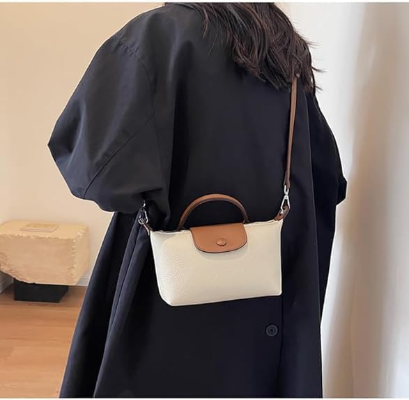 Women's crossbody bag made of quilted PU leather, featuring an adjustable strap, perfect for travel and everyday use. 3