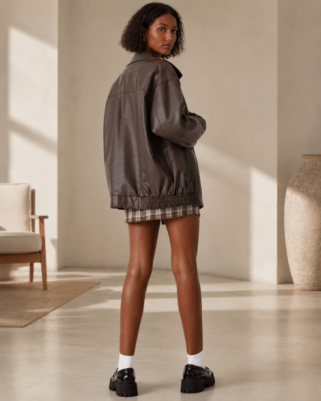 Women's oversized fit leather look jacket, perfect for casual everyday wear, featuring stylish design and comfortable fit. 3
