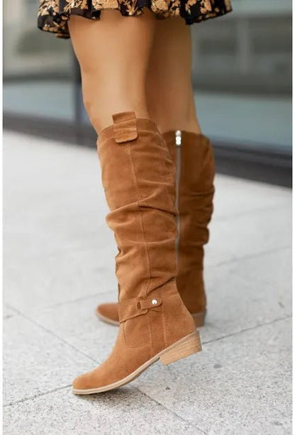 Women's leather boots featuring an elegant design, perfect for versatile everyday and formal wear, showcasing timeless style and sophistication. 2