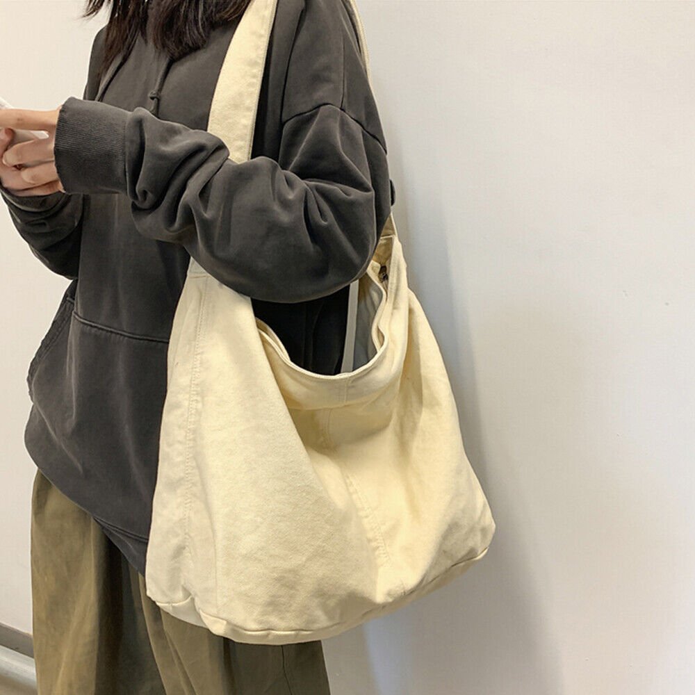 Women's leather shoulder bag featuring a comfortable strap and a minimalist design, perfect for everyday use. 1
