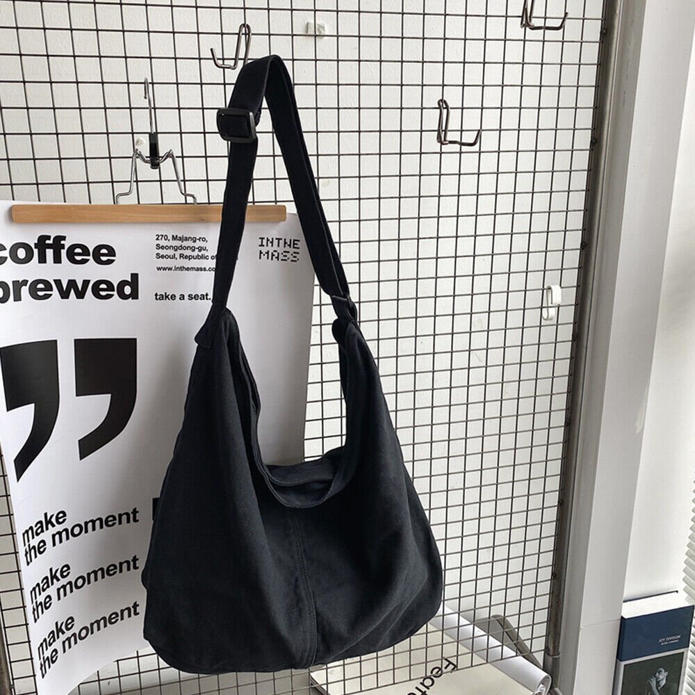 Women's leather shoulder bag featuring a comfortable strap and a minimalist design, perfect for everyday use. 3