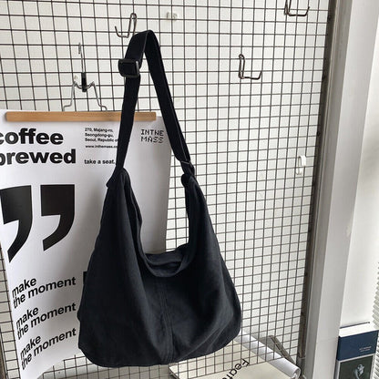 Women's leather shoulder bag featuring a comfortable strap and a minimalist design, perfect for everyday use. 3