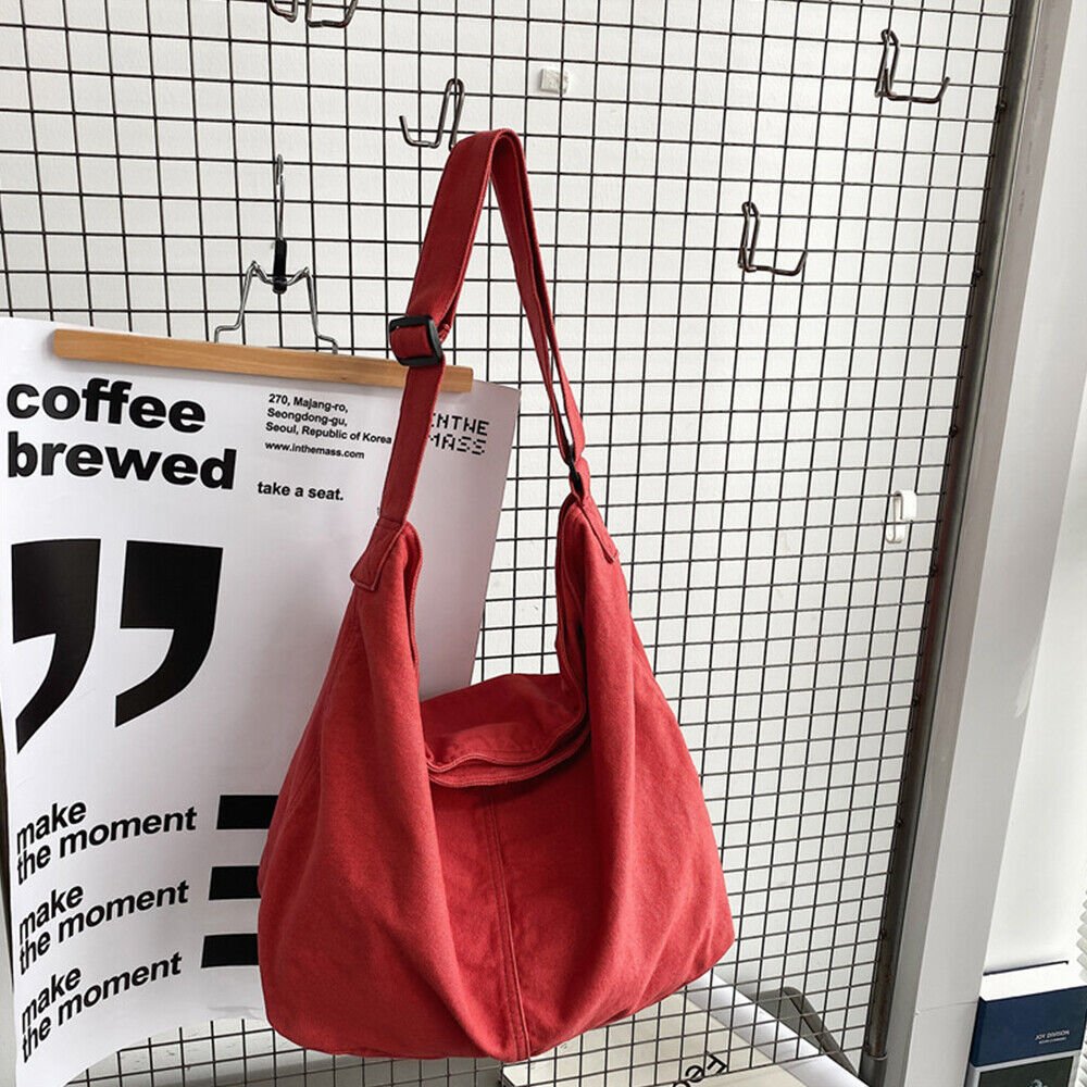 Women's leather shoulder bag featuring a comfortable strap and a minimalist design, perfect for everyday use. 2