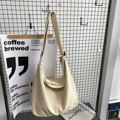 Women's leather shoulder bag featuring a comfortable strap and a minimalist design, perfect for everyday use. 4