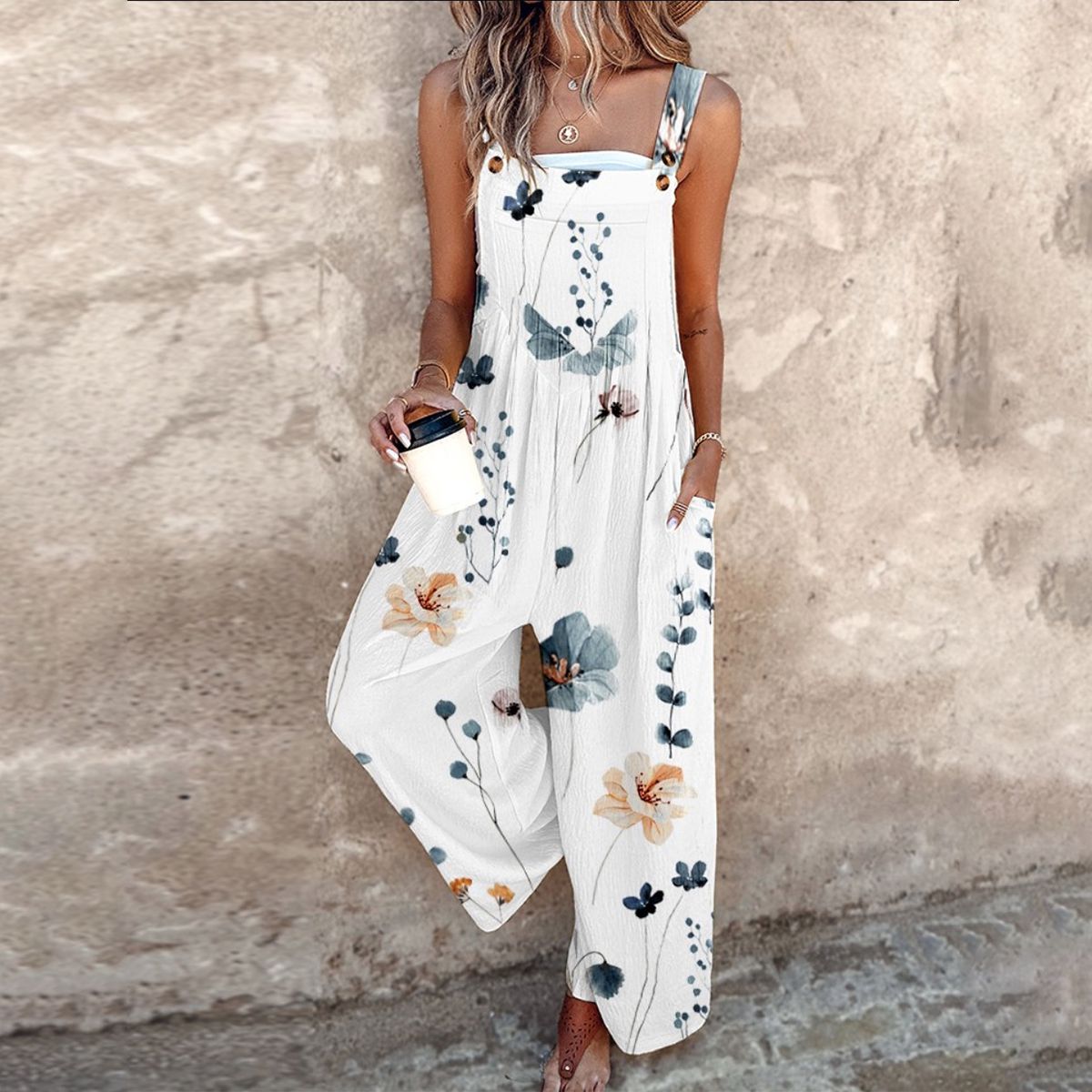Women's overalls featuring adjustable straps, a loose fit with wide legs, made from lightweight fabric, perfect for casual everyday wear. 2
