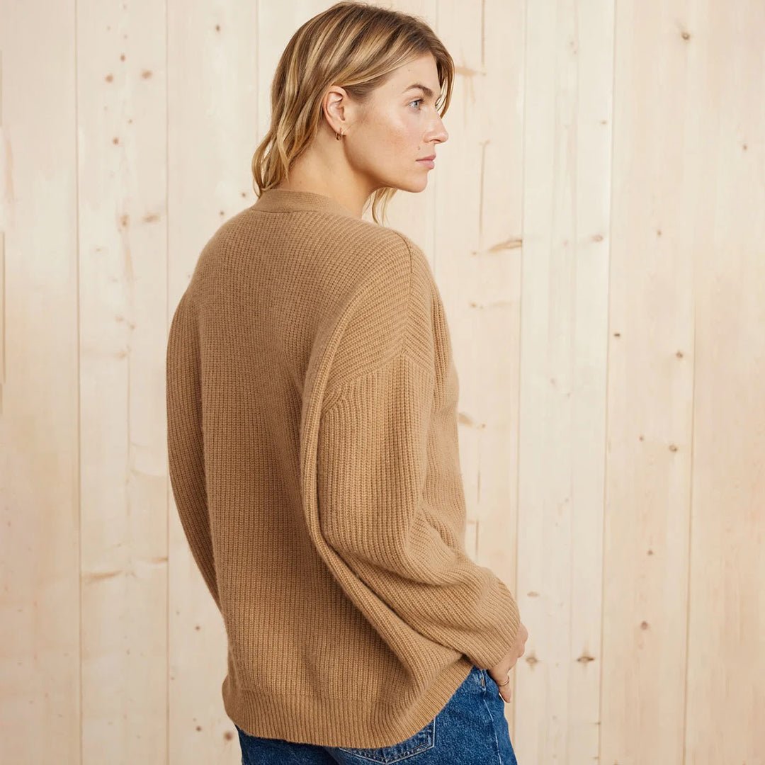 Women's oversized cashmere cardigan featuring an open front design, perfect for luxurious layering in any season. 2