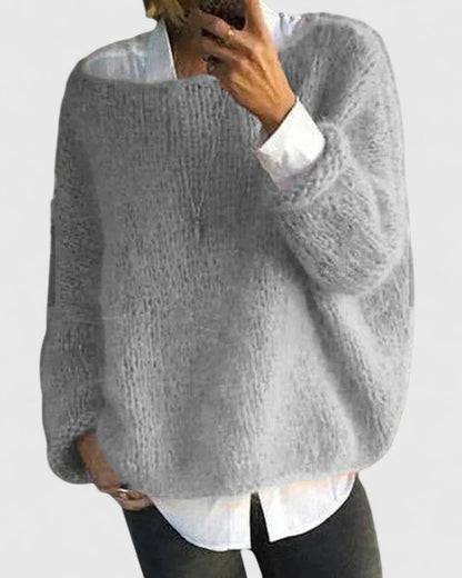 Women's oversized sweater in soft fabric, featuring a relaxed fit for casual comfort, available in a stylish pink color. 1