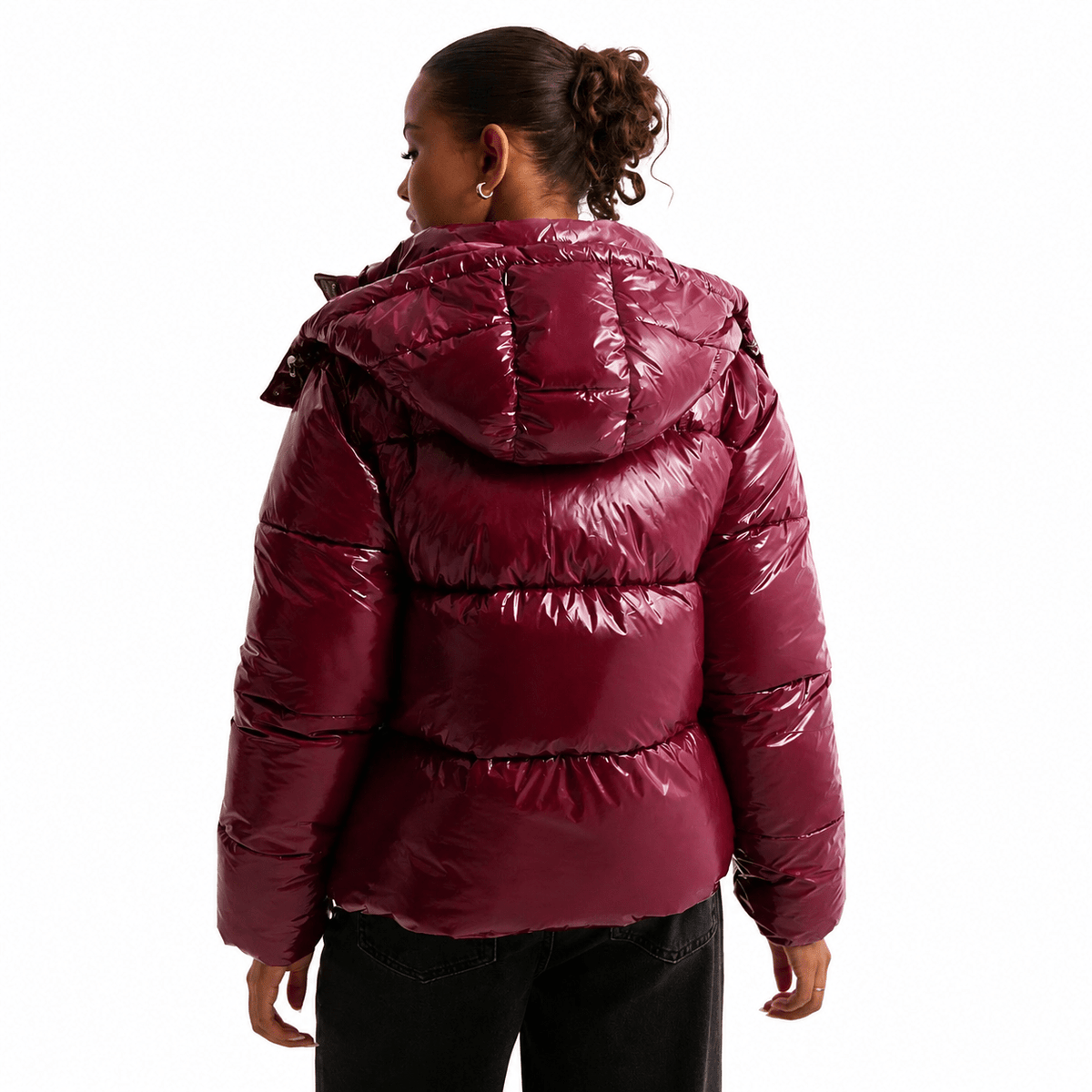 Women's quilted jacket featuring a removable hood, water-repellent fabric, and a modern design, perfect for stylish winter wear. 2
