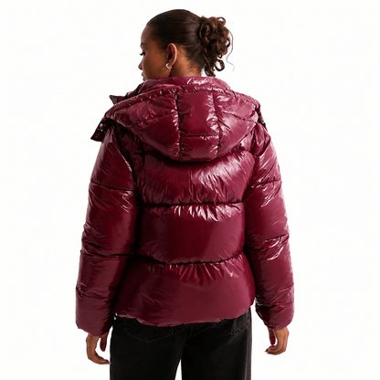 Women's quilted jacket featuring a removable hood, water-repellent fabric, and a modern design, perfect for stylish winter wear. 2