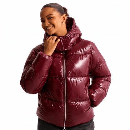 Women's quilted jacket featuring a removable hood, water-repellent fabric, and a modern design, perfect for stylish winter wear. 3
