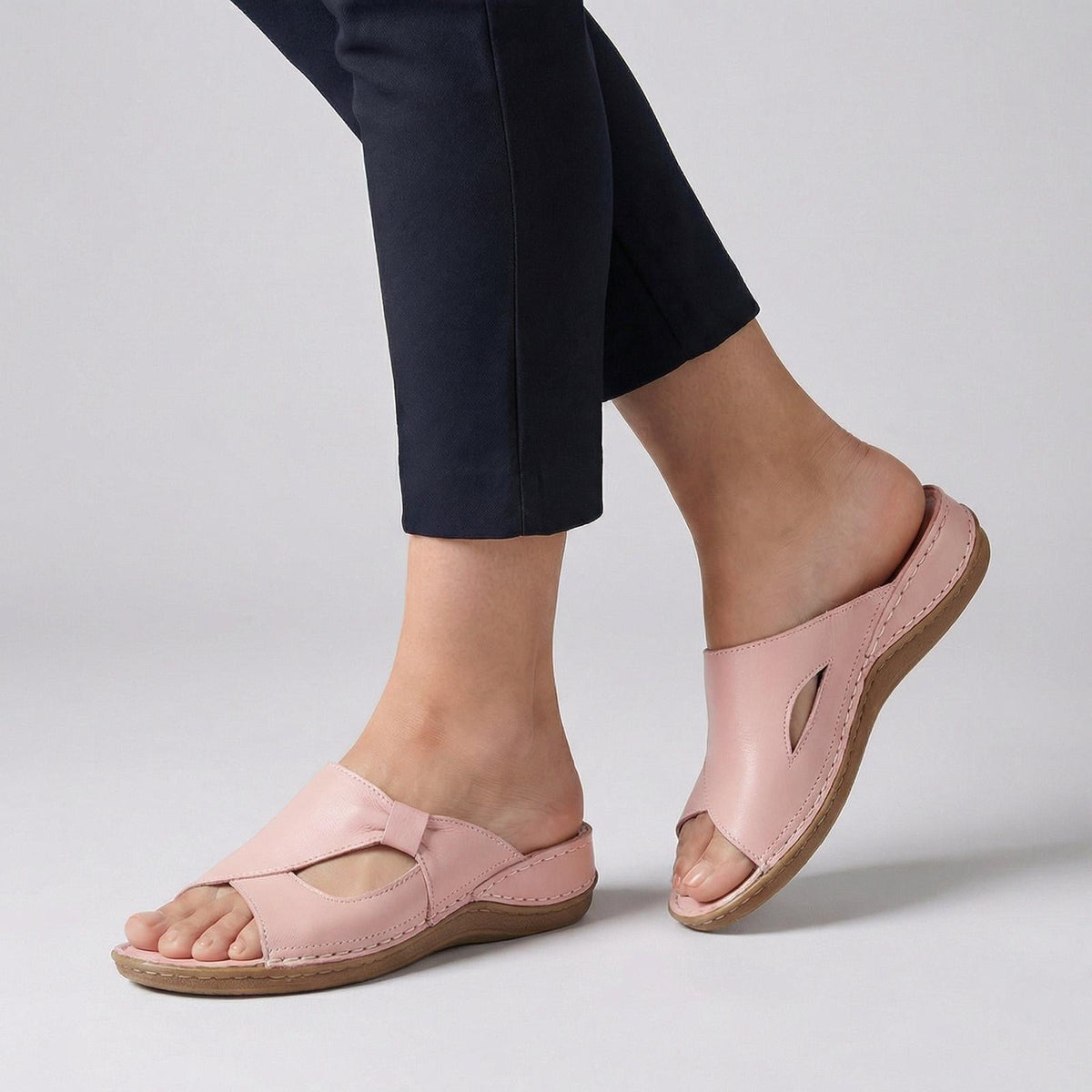 Women's leather open-toe slide sandals featuring arch support for all-day comfort, perfect for casual outings and summer wear. 2