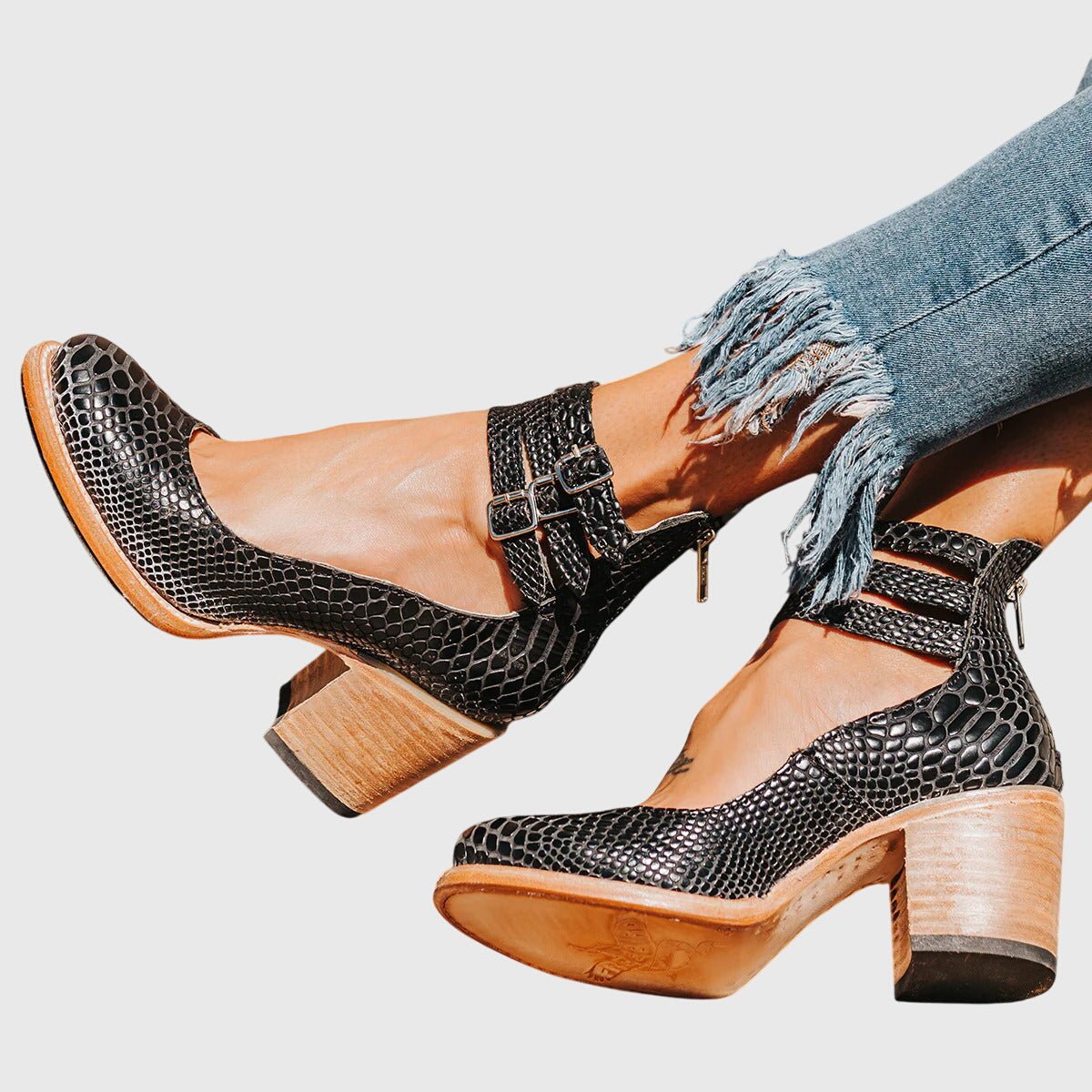 Women's sandals featuring an ergonomic design, comfortable leather footbed, and an elegant versatile style suitable for various occasions. 4