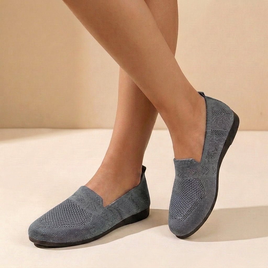 Women's slip-on shoes featuring a flexible fit and lightweight design, perfect for modern casual comfort and everyday wear. 3