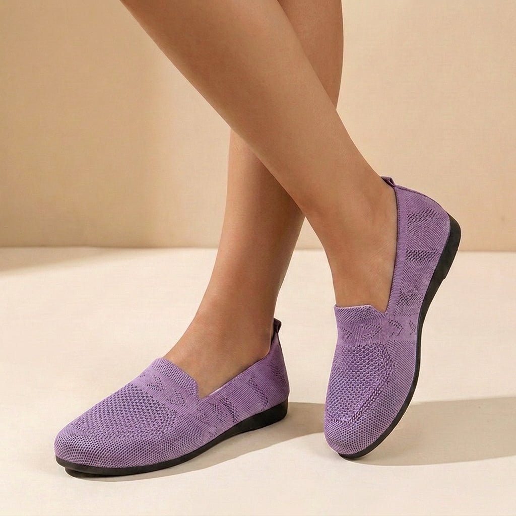 Women's slip-on shoes featuring a flexible fit and lightweight design, perfect for modern casual comfort and everyday wear. 2