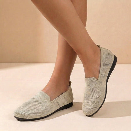 Women's slip-on shoes featuring a flexible fit and lightweight design, perfect for modern casual comfort and everyday wear. 5