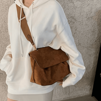 Elegant women's suede crossbody bag with adjustable strap, perfect for fall and winter, measuring 29cm x 14cm x 19cm. 2