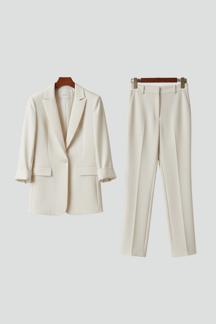 Women's suit set featuring a tailored blazer and straight-leg trousers, designed for a defined shape and elegant style, perfect for professional and formal occasions. 1